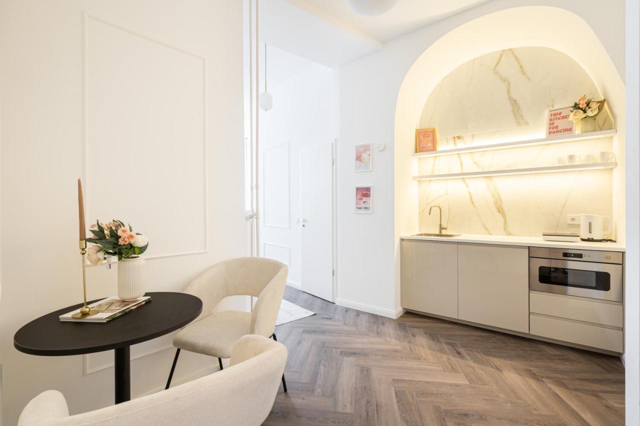 E13 - Grand Boulevard Heritage Suite - Best Location By Bqa 布达佩斯 外观 照片